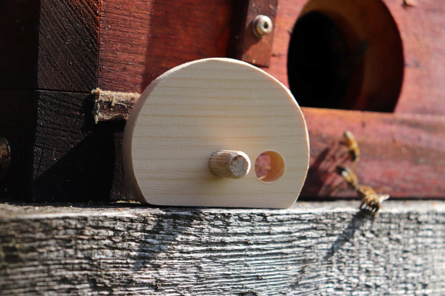 Fluglochdeckel aus Holz mit Loch für Mellifera Einraumbeute