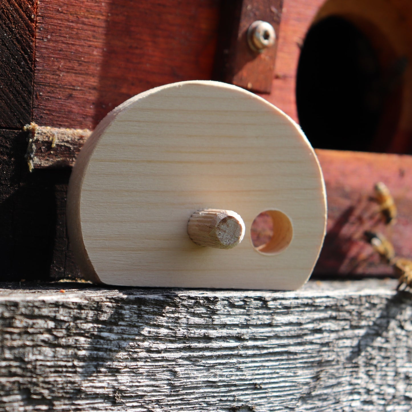Fluglochdeckel aus Holz mit Loch für Mellifera Einraumbeute